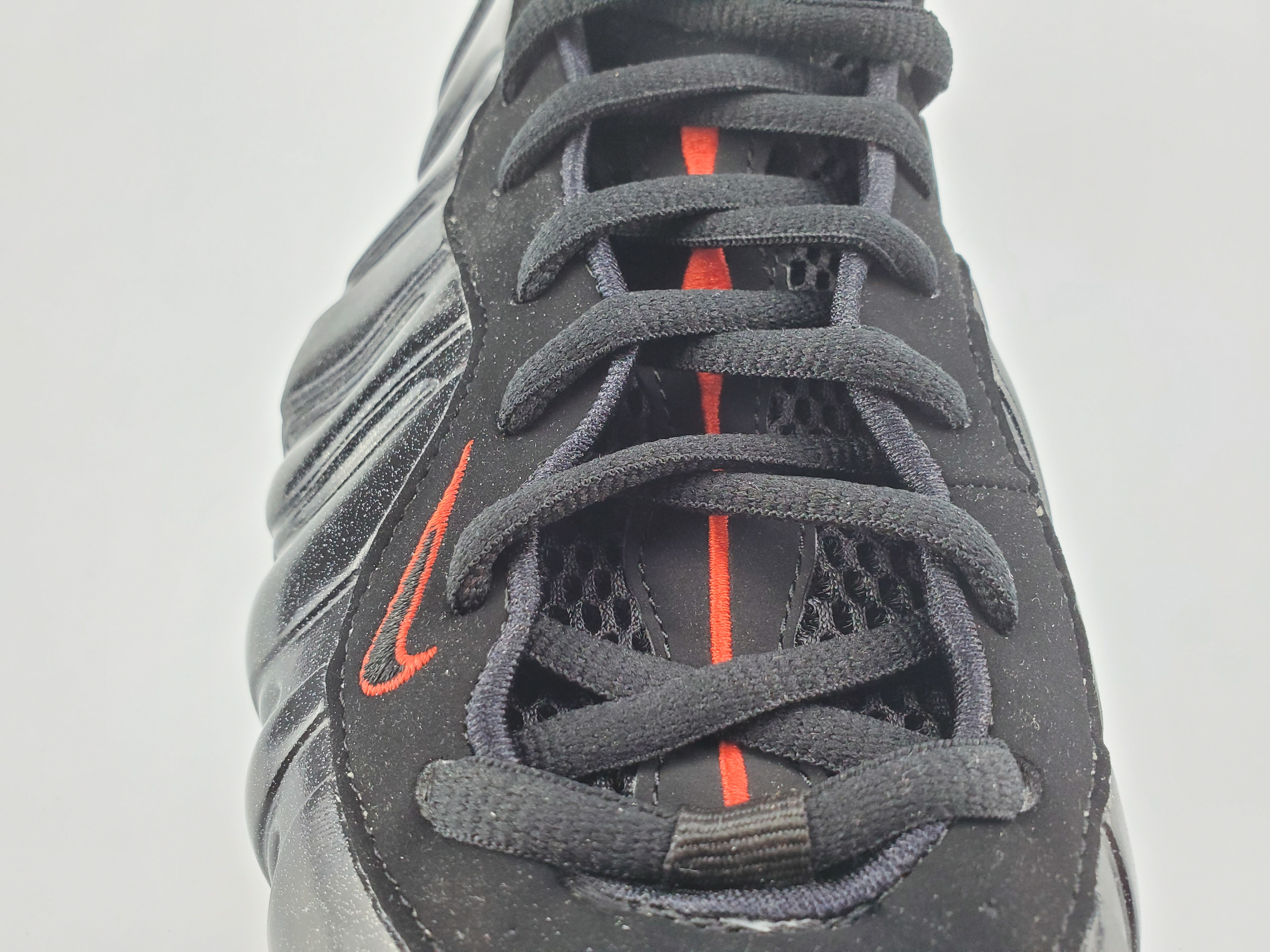 Nike Air Foamposite One “Black/Gold-Red”