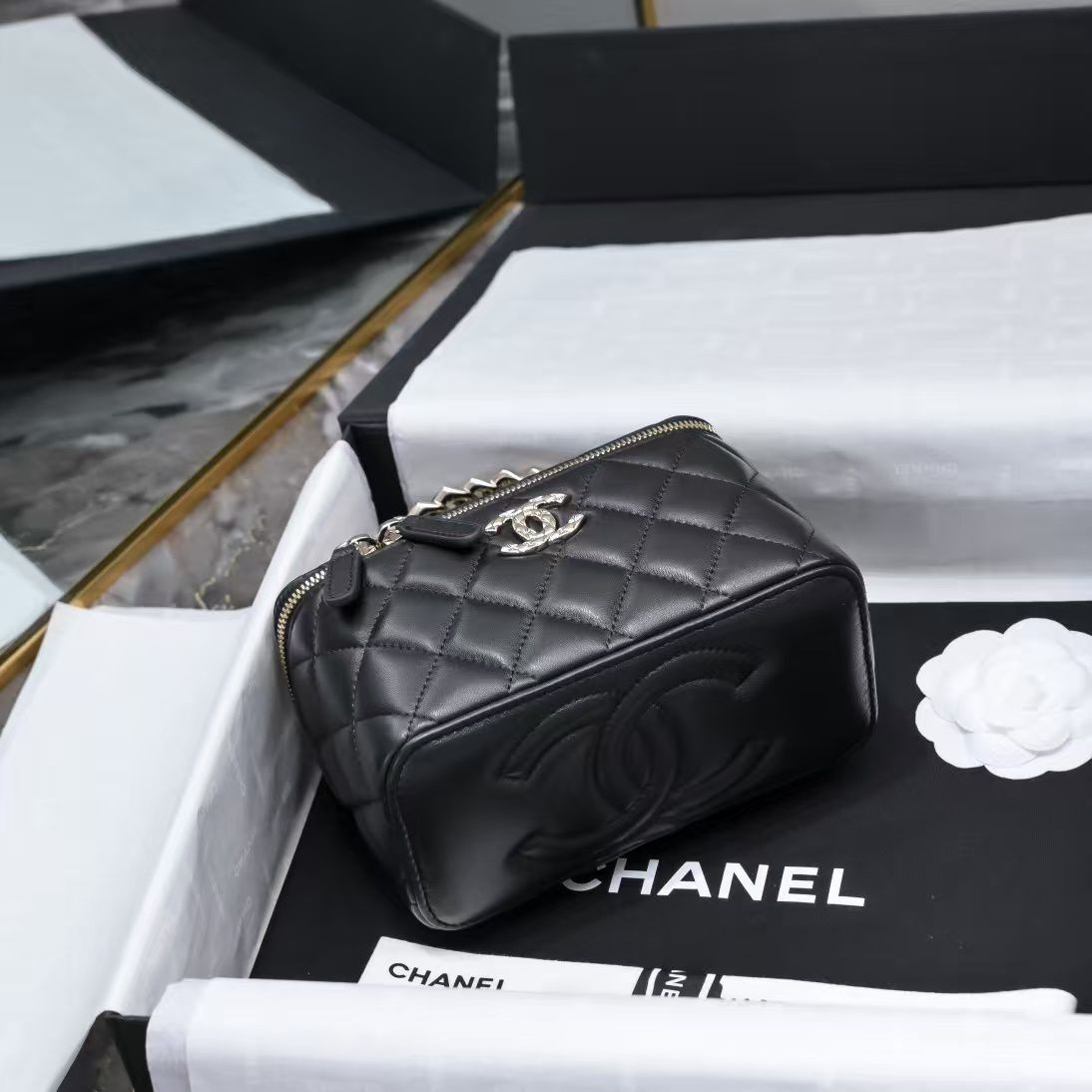 Ch*el clutch with chain 10x16x8cm