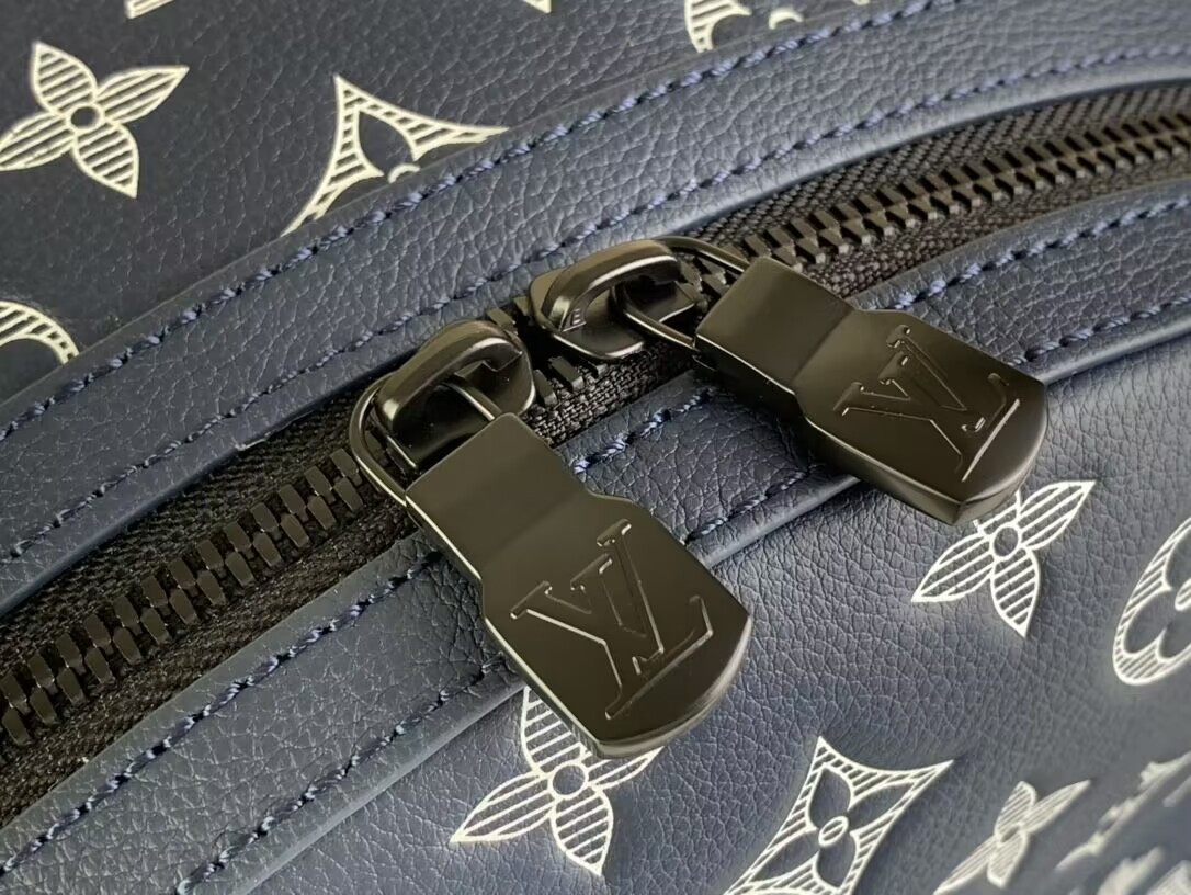 LV  M24760 Discovery Backpack