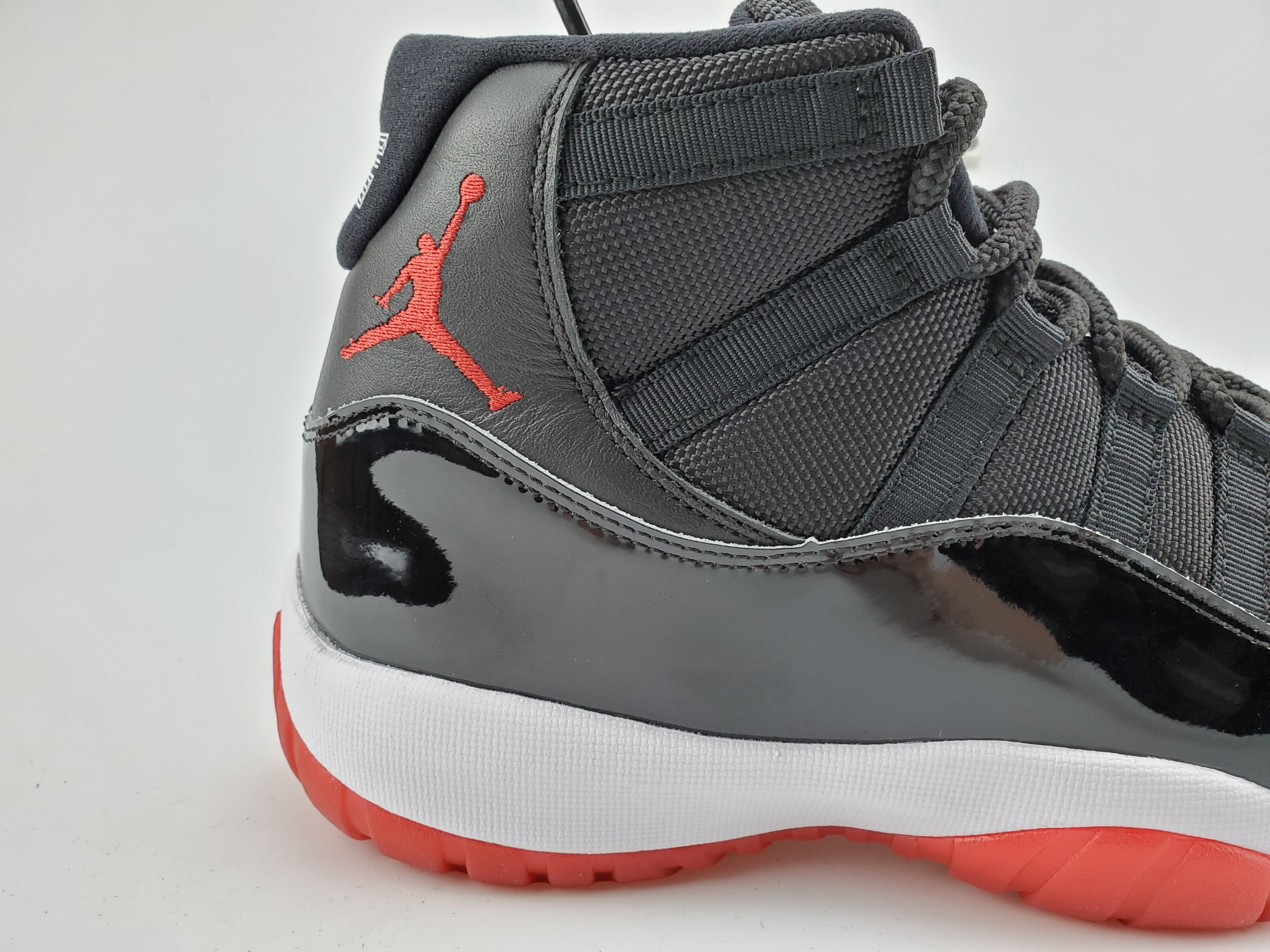 Air Jordan 11 Retro Playoffs Bred (2019)