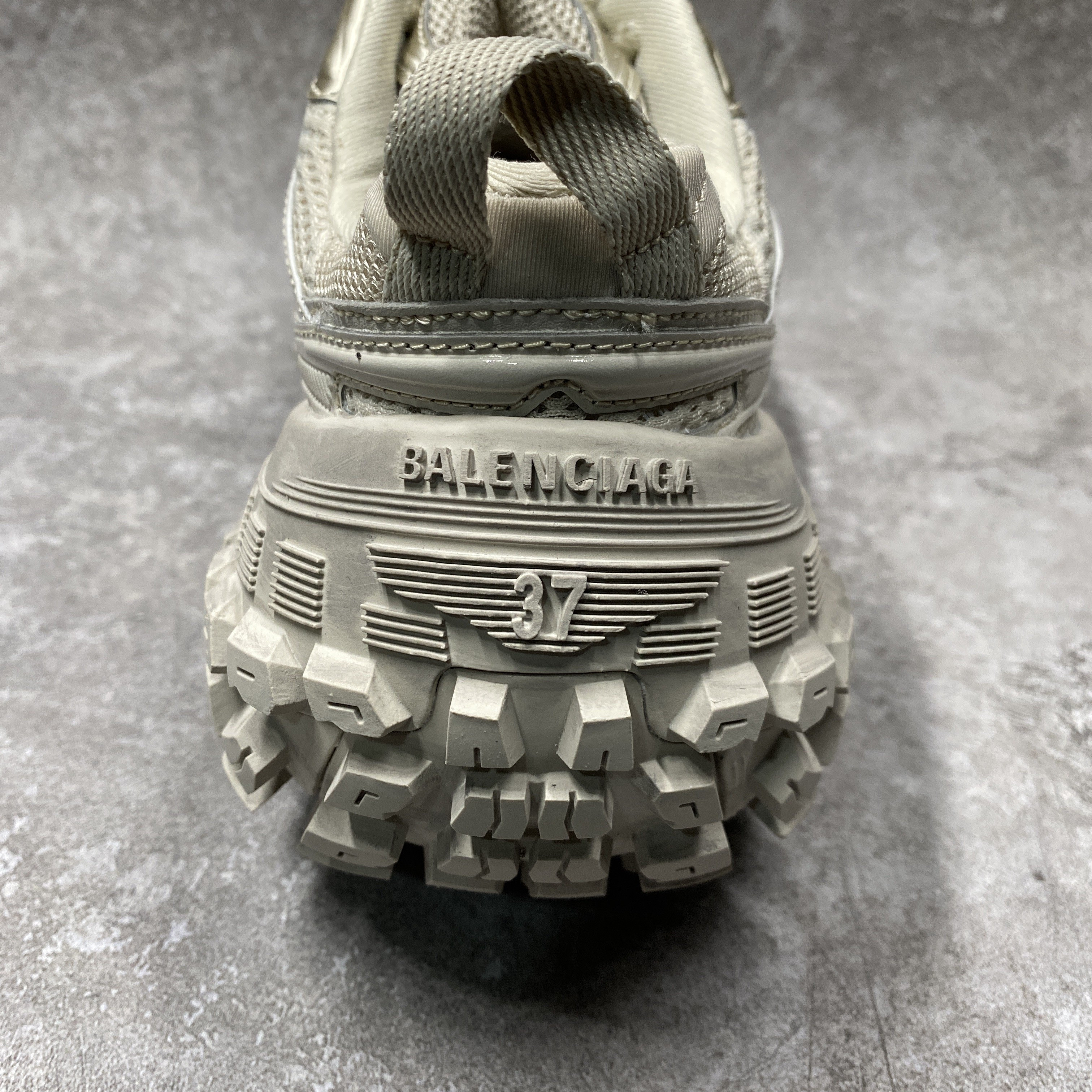 Balenciga Defender Beige