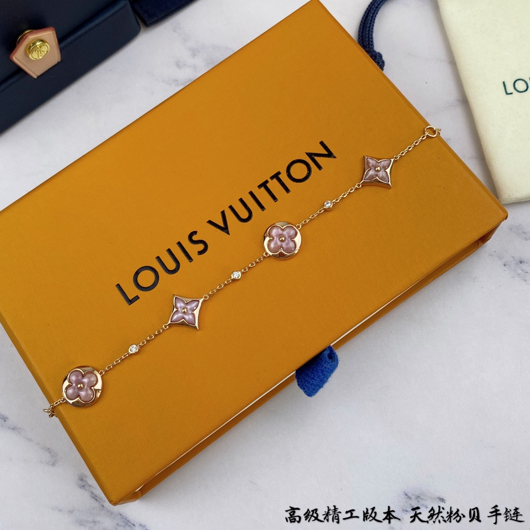 l0*is V*t0n four-flower natural pink shell bracelet