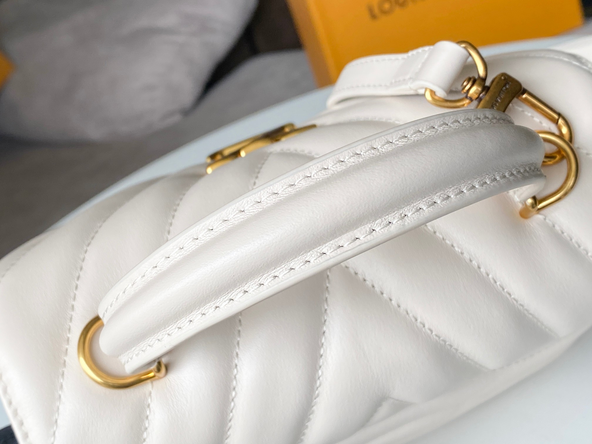 LV Hold Me M21797 23x15x10cm