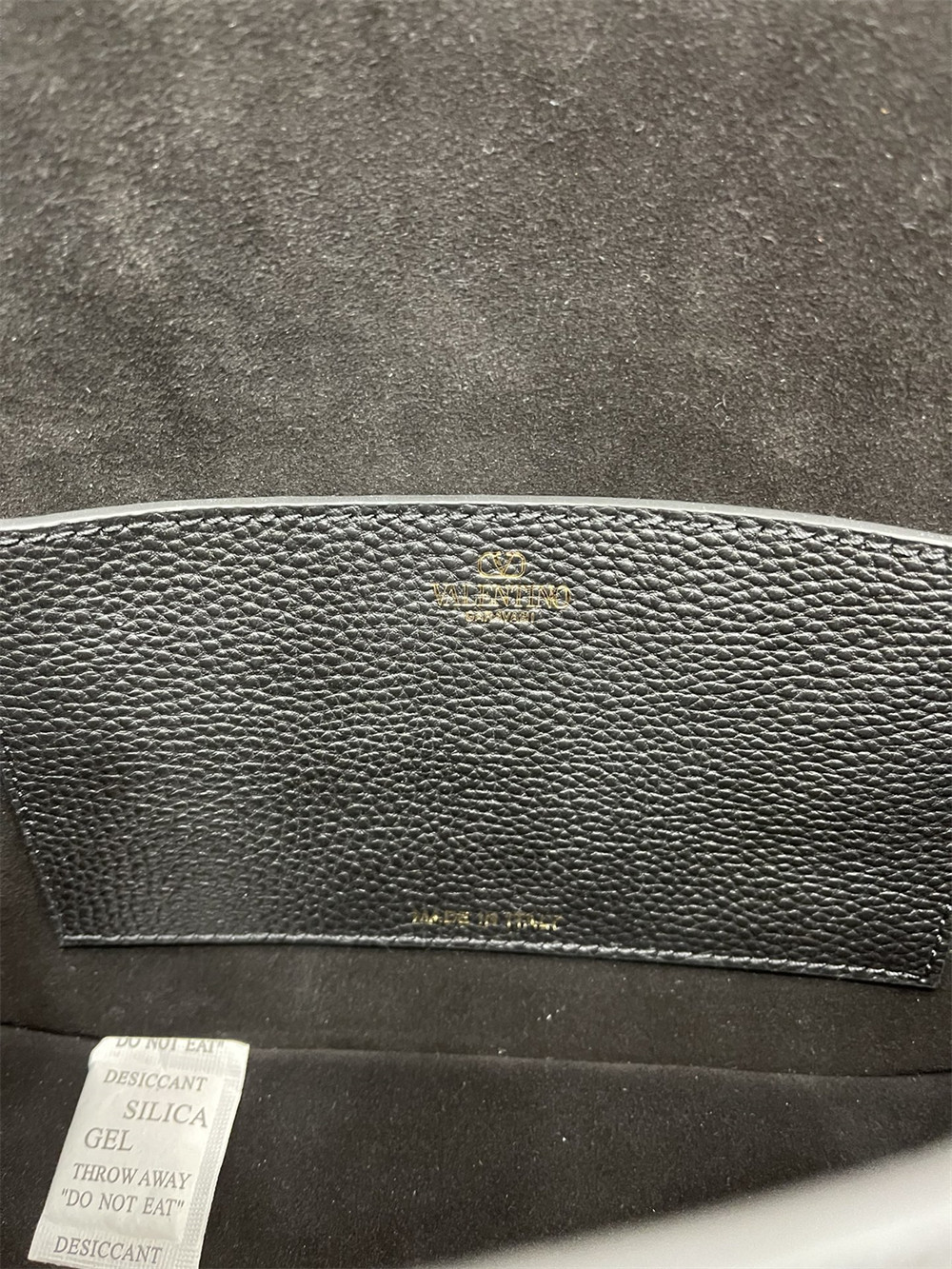 VALENTINO GARAVANI ALLTIME GRAINY CALFSKIN SHOULDER BAG BLACK 23.5x18X8cm