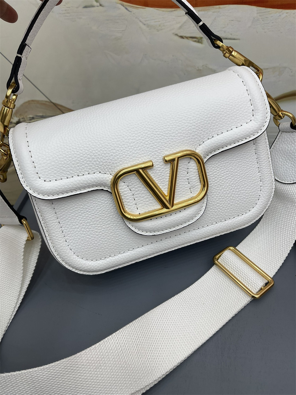 VALENTINO GARAVANI ALLTIME GRAINY CALFSKIN SHOULDER BAG IVORY 23.5x18X8cm