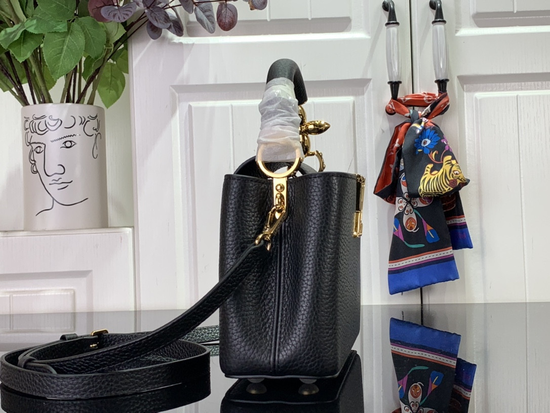 LV Capucines Mini M24689 8.3 x 5.5 x 3.1 inches