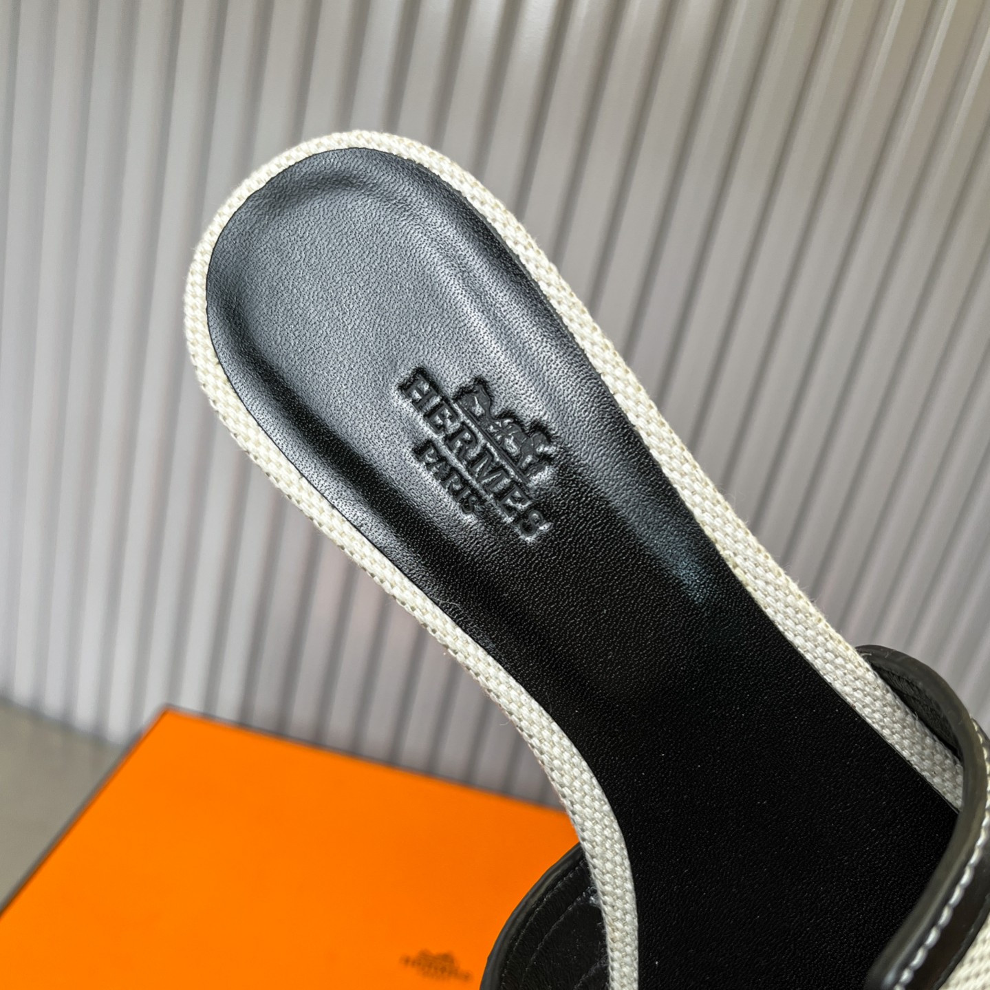 UA Hermès Oasis sandal