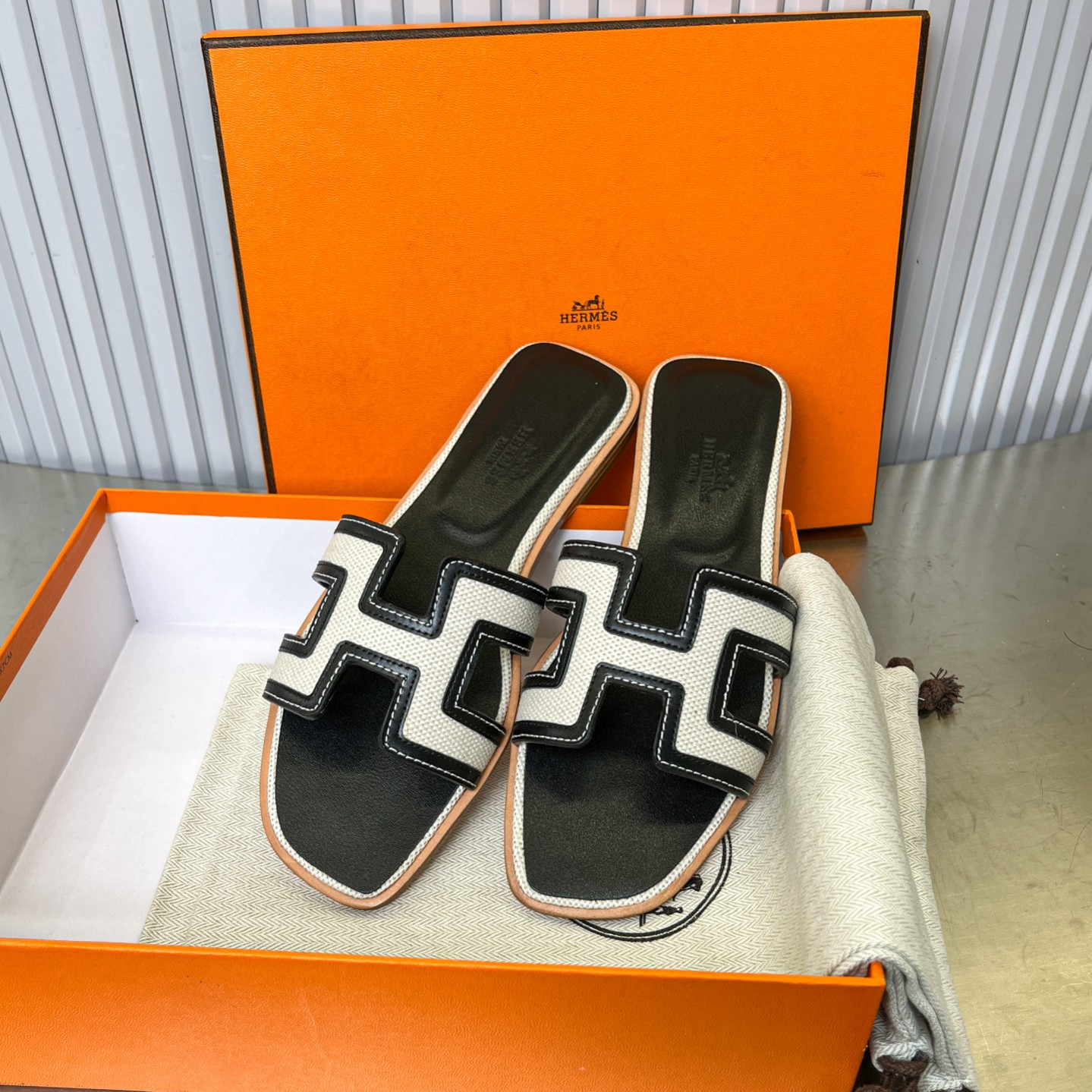 UA Hermès Oran sandal