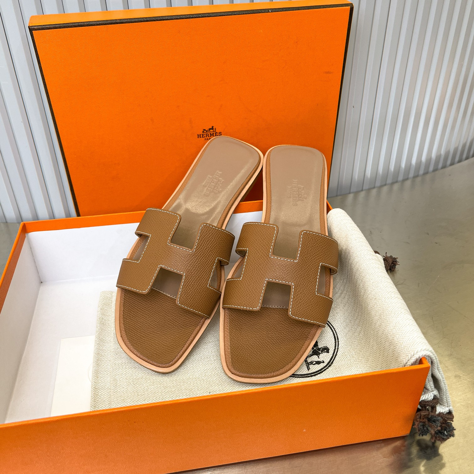 UA Hermès Oran sandal
