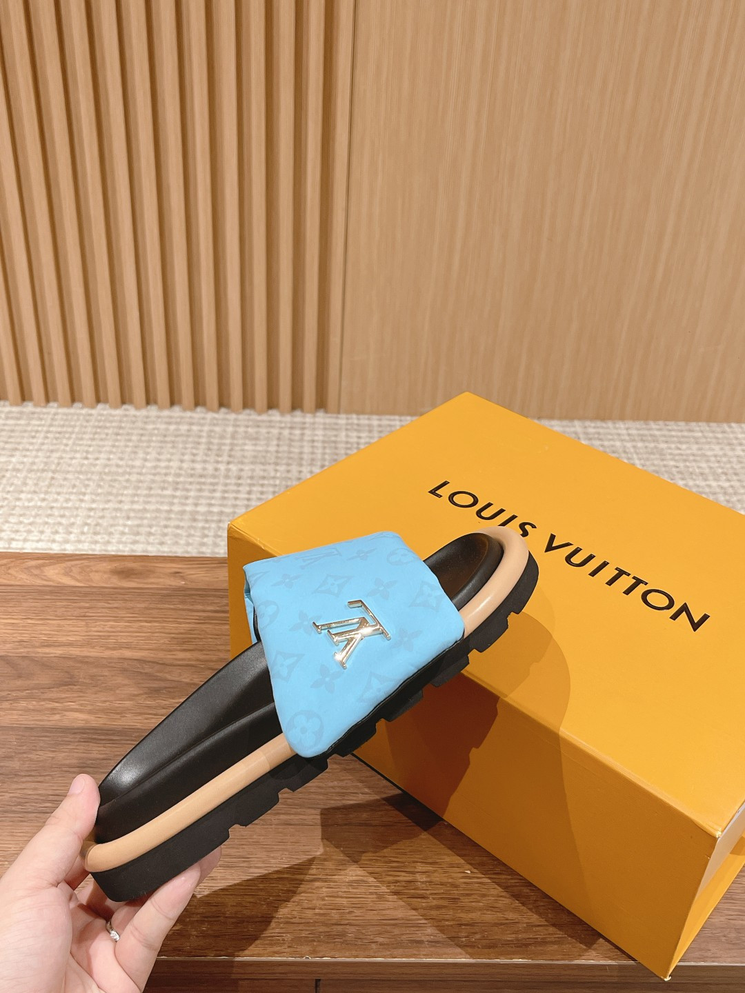 UA LV Pool Pillow Flat Comfort Mule