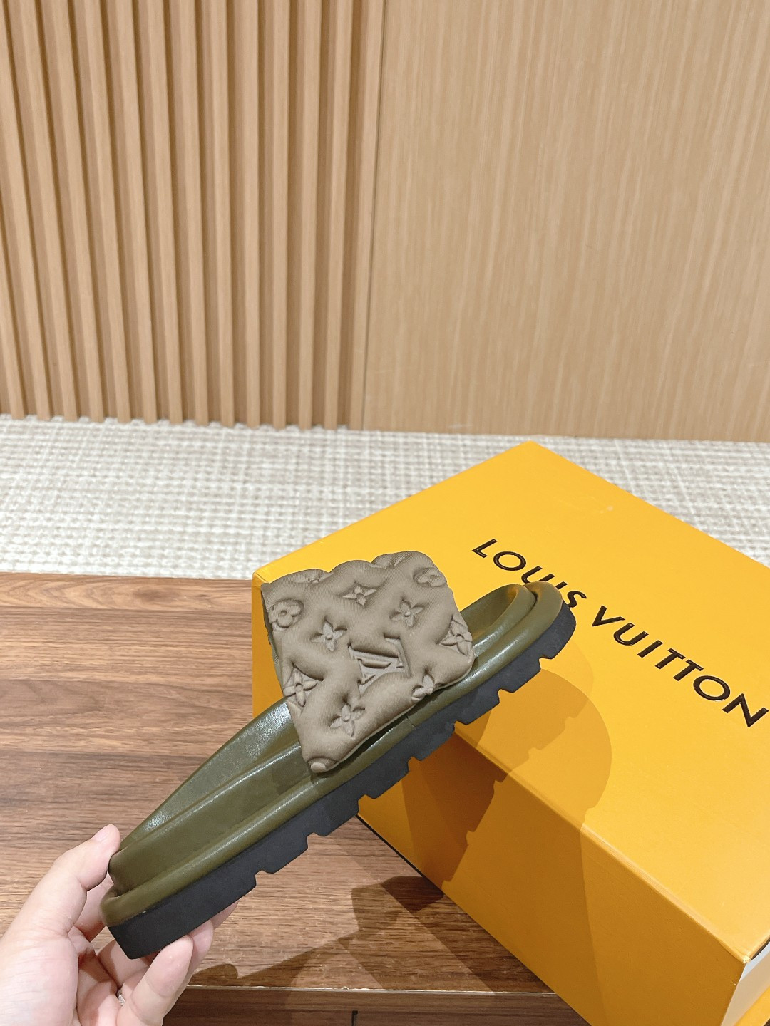 UA LV Pool Pillow Flat Comfort Mule