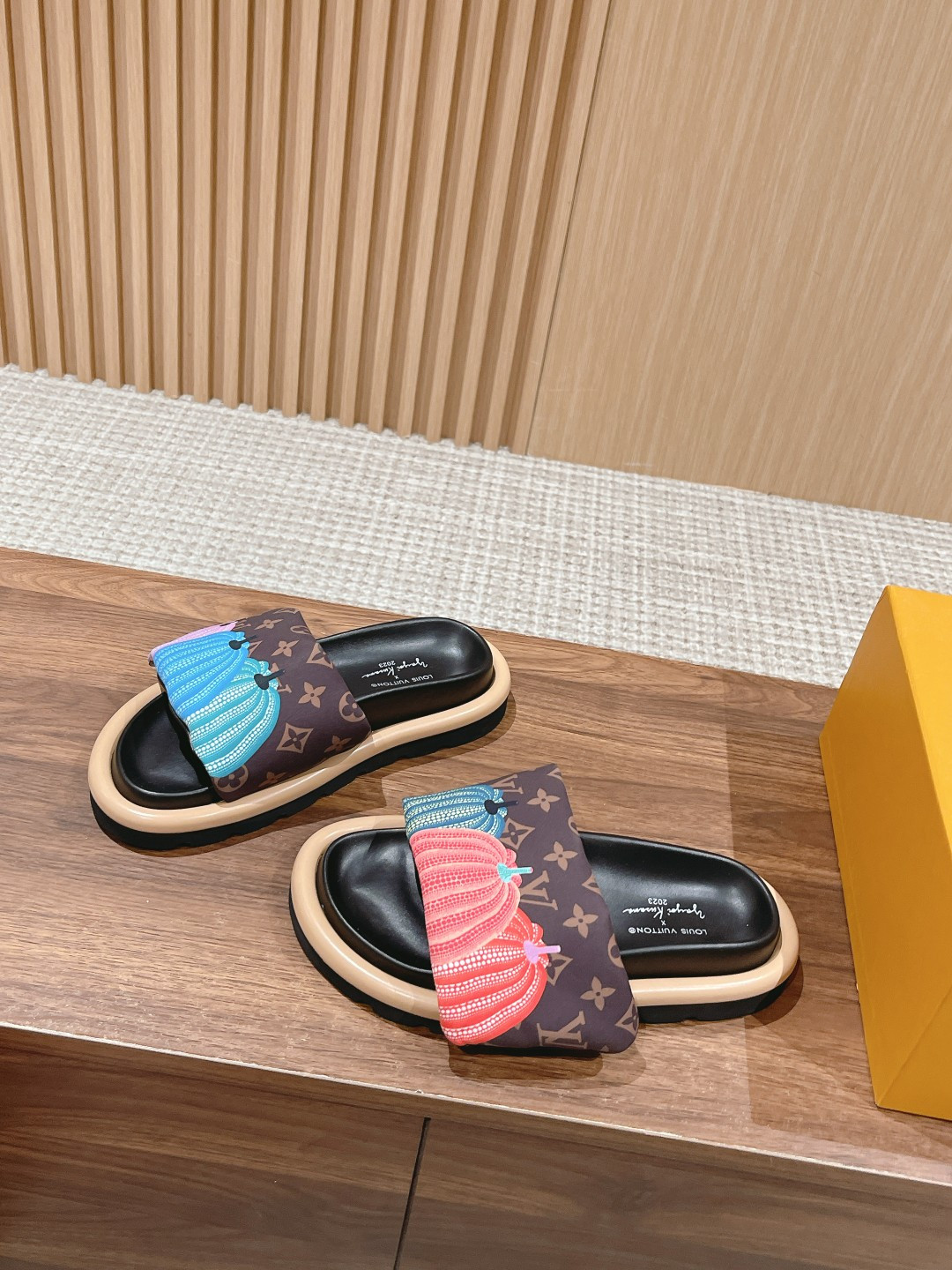 UA LV Pool Pillow Flat Comfort Mule