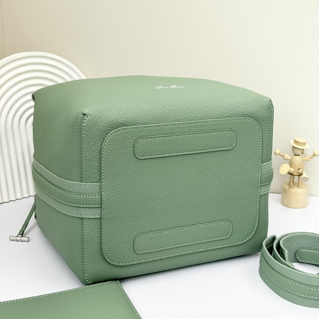 L**o p*ana large bale bag grained calfskin 24 x 20 x 27 cm