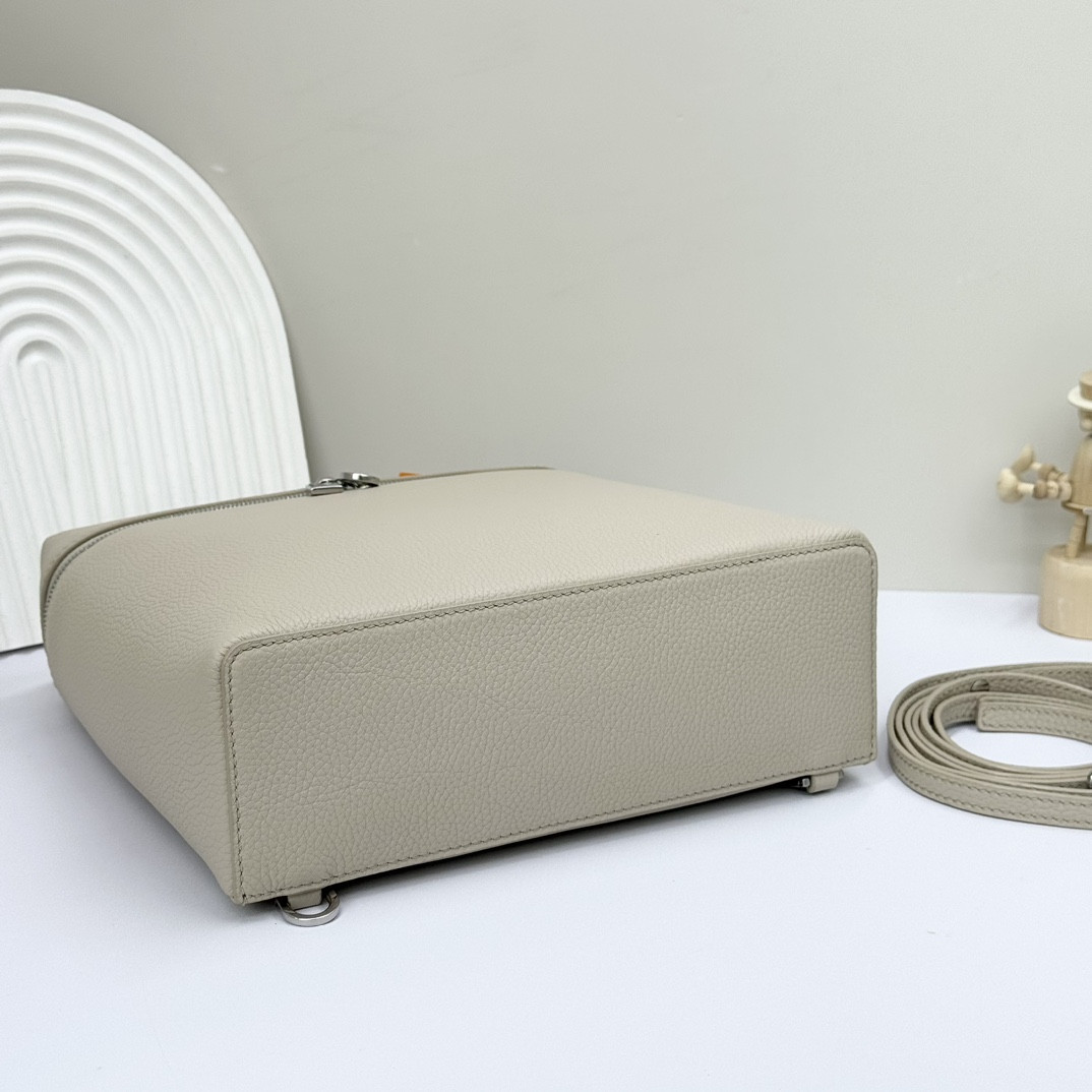 L**o p*ana extra pocket backpack l23.5 grained calfskin 23 x 21 x 8 cm