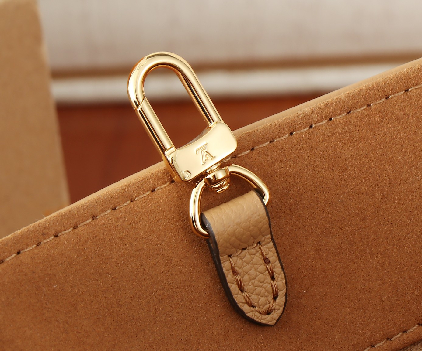 LV OnTheGo PM M12513  24.9 x 19.1 x 11.4 cm