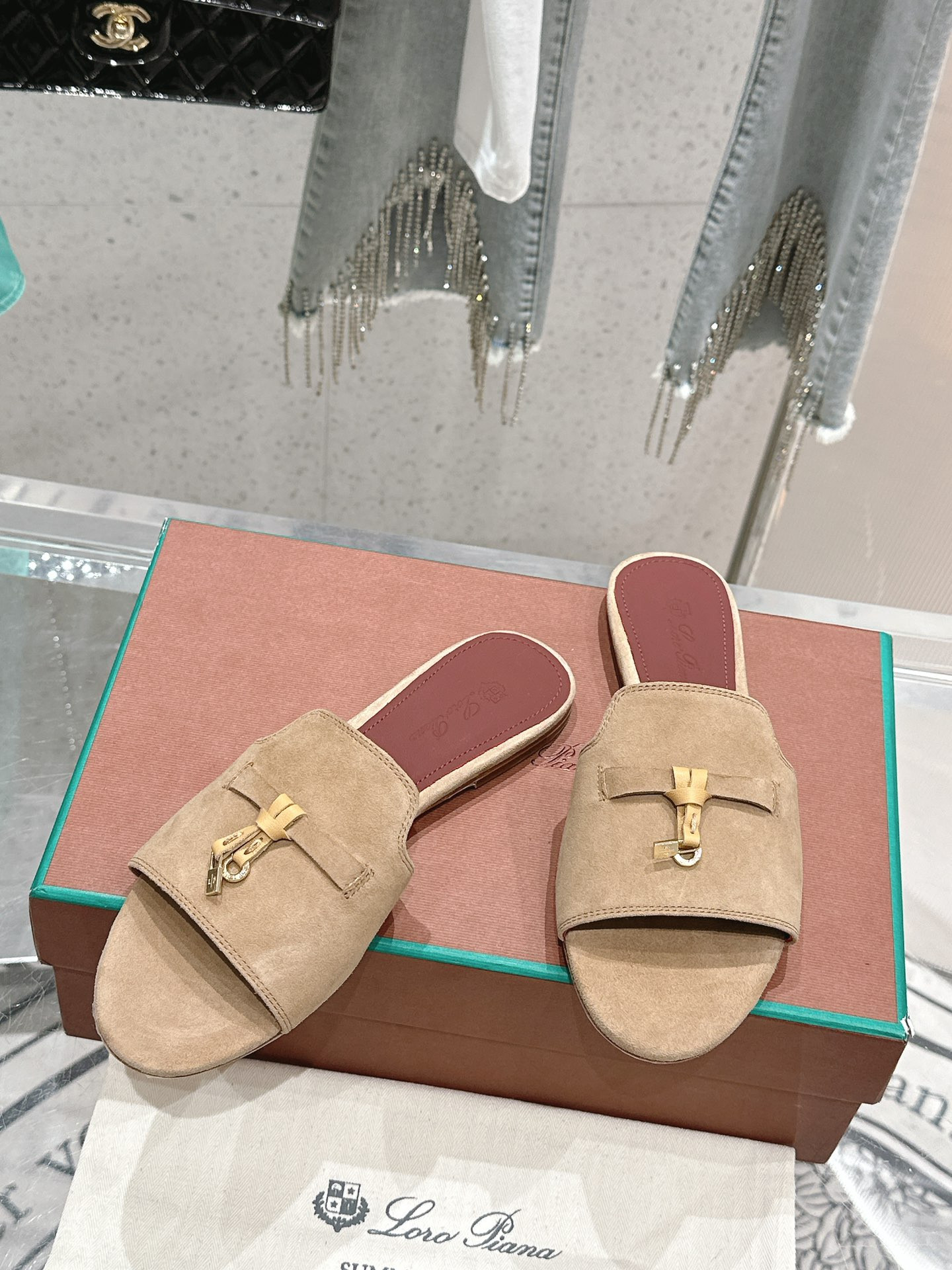 ua L**o p*ana summer charms sandal