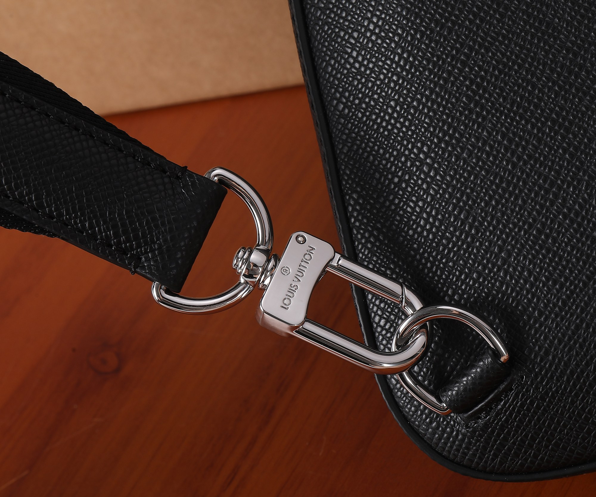 LV Avenue Sling Bag M30863 20 x 31 x 7 cm