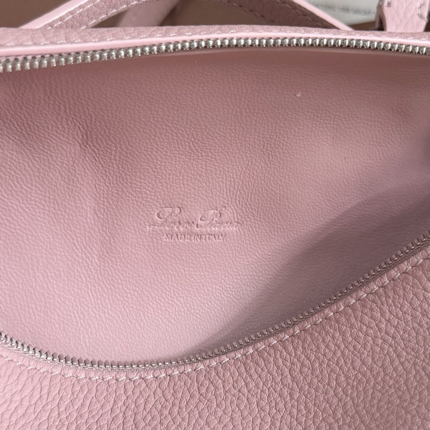 L**o p*ana extra pocket l19 grained calfskin 11 x 19 x 6.5 cm